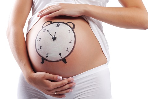 L’OMS ha pubblicato un report dove esaminando e valutando le pratiche più utilizzate durante il parto naturale ha stabilito delle raccomandazioni.